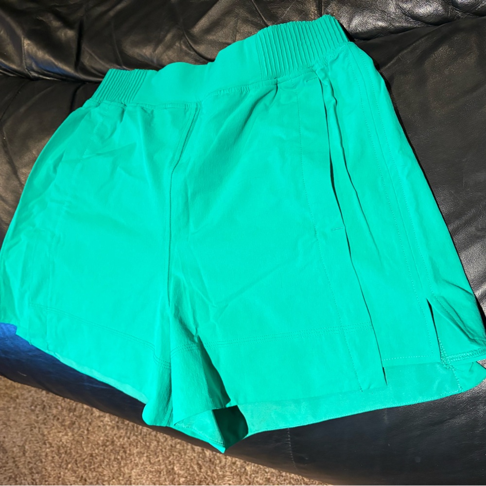 Stretched woven relaxed-fit high rise short 4”